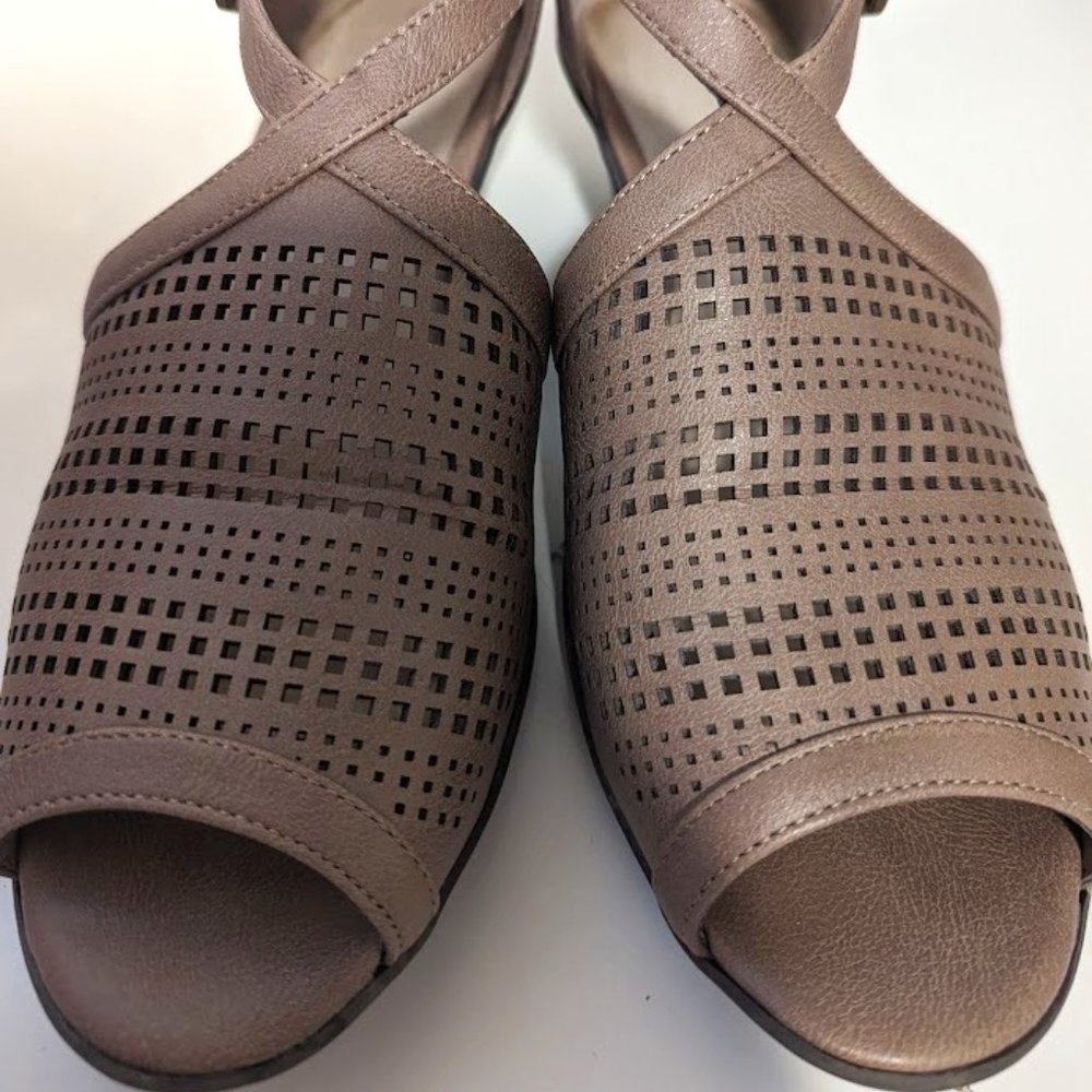 Pre-Loved Women's Easy Street Peep Toe, Chunky Heels in Beige Size 9